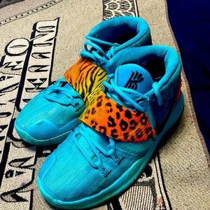 Size 6.5 they are in decent condition